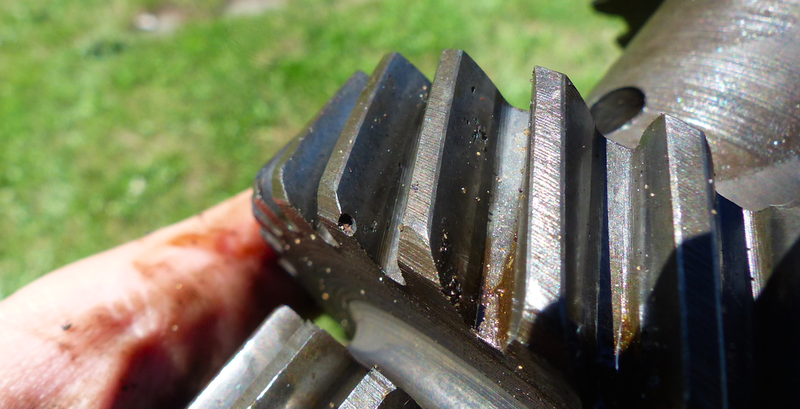Illustration for article titled This Is What A Thoroughly Broken Manual Transmission Looks Like Inside
